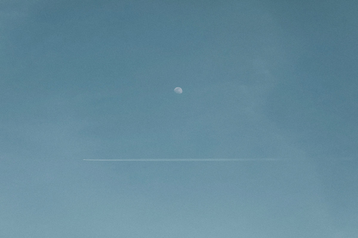 Aviación en Principios Verdes. Avión y luna en el cielo