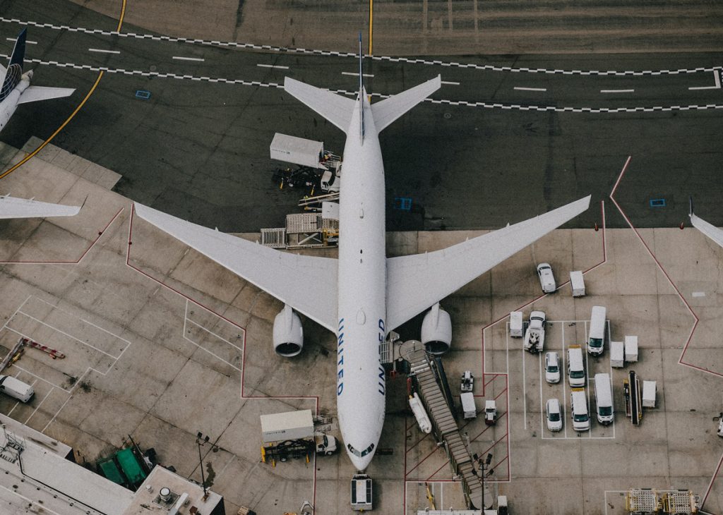 Un avión en el aeropuerto mientras se carga