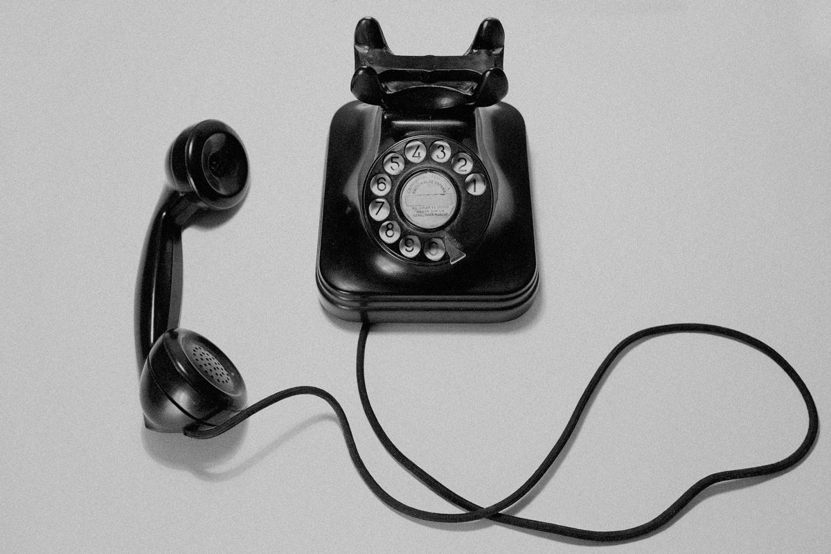 Teléfono de Telefónica España, vintage y negro. Foto de Quino en Unsplash.