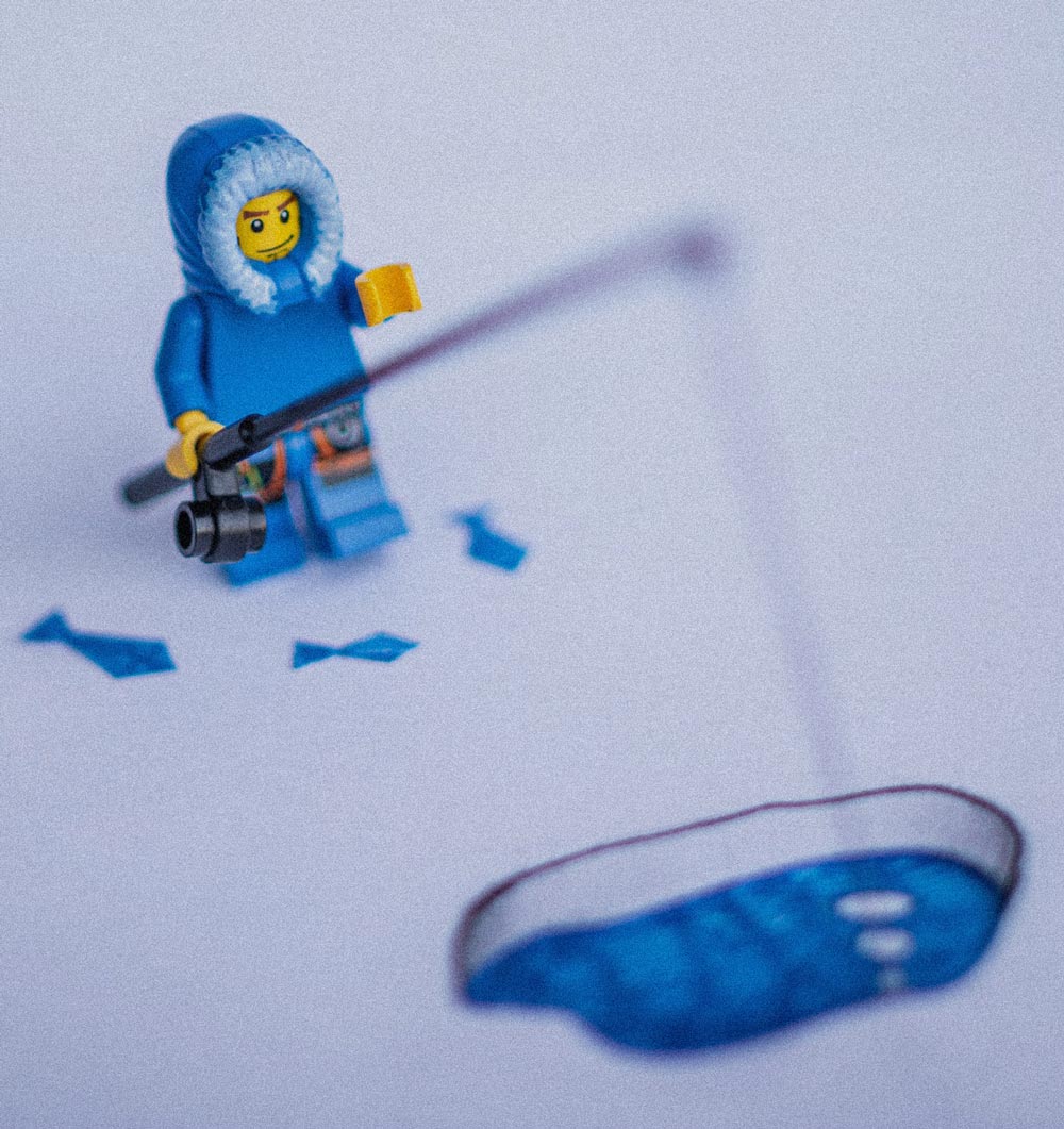 Imagen LEGO pescando del fondo del mar sobre Blue Economy en Principios Verdes.